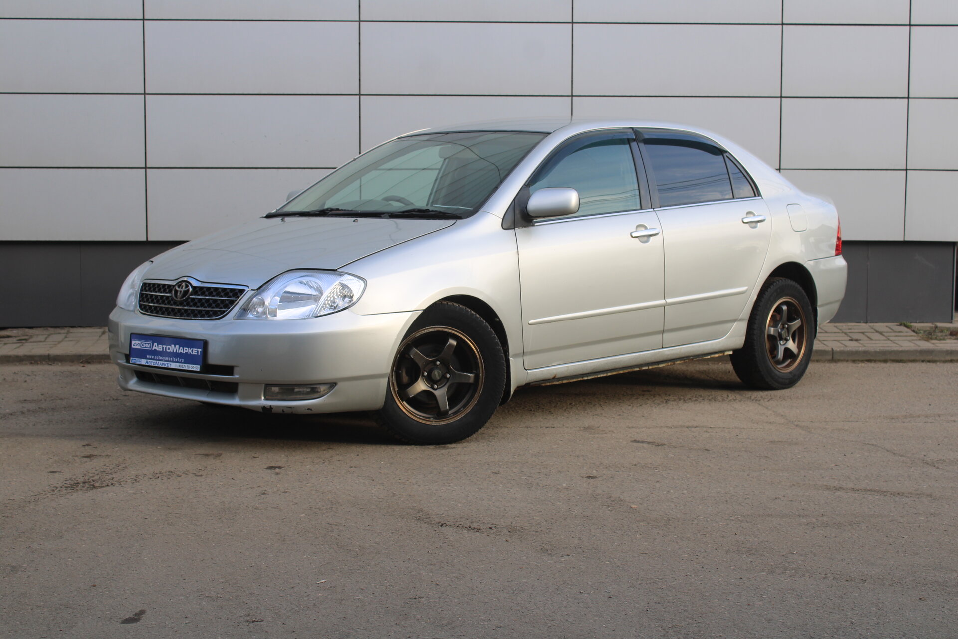 Серебряный Toyota Corolla 1.8 AT (136 л.с.) 2002