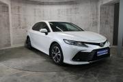Белый Toyota Camry 2.5 AT (200 л.с.) 2021 фото 2