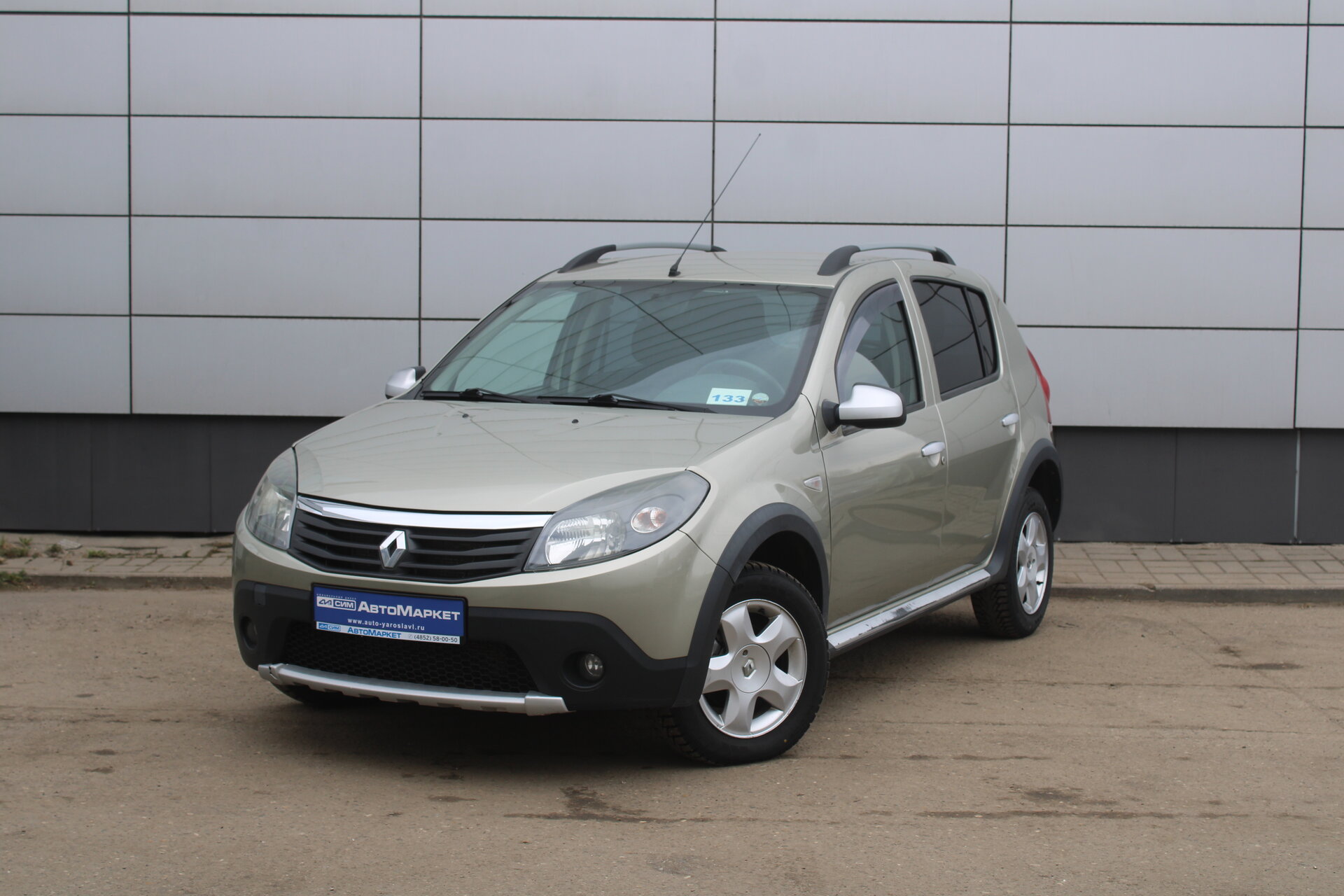 Бежевый Renault Sandero Stepway 1.6 AT (103 л.с.) 2011