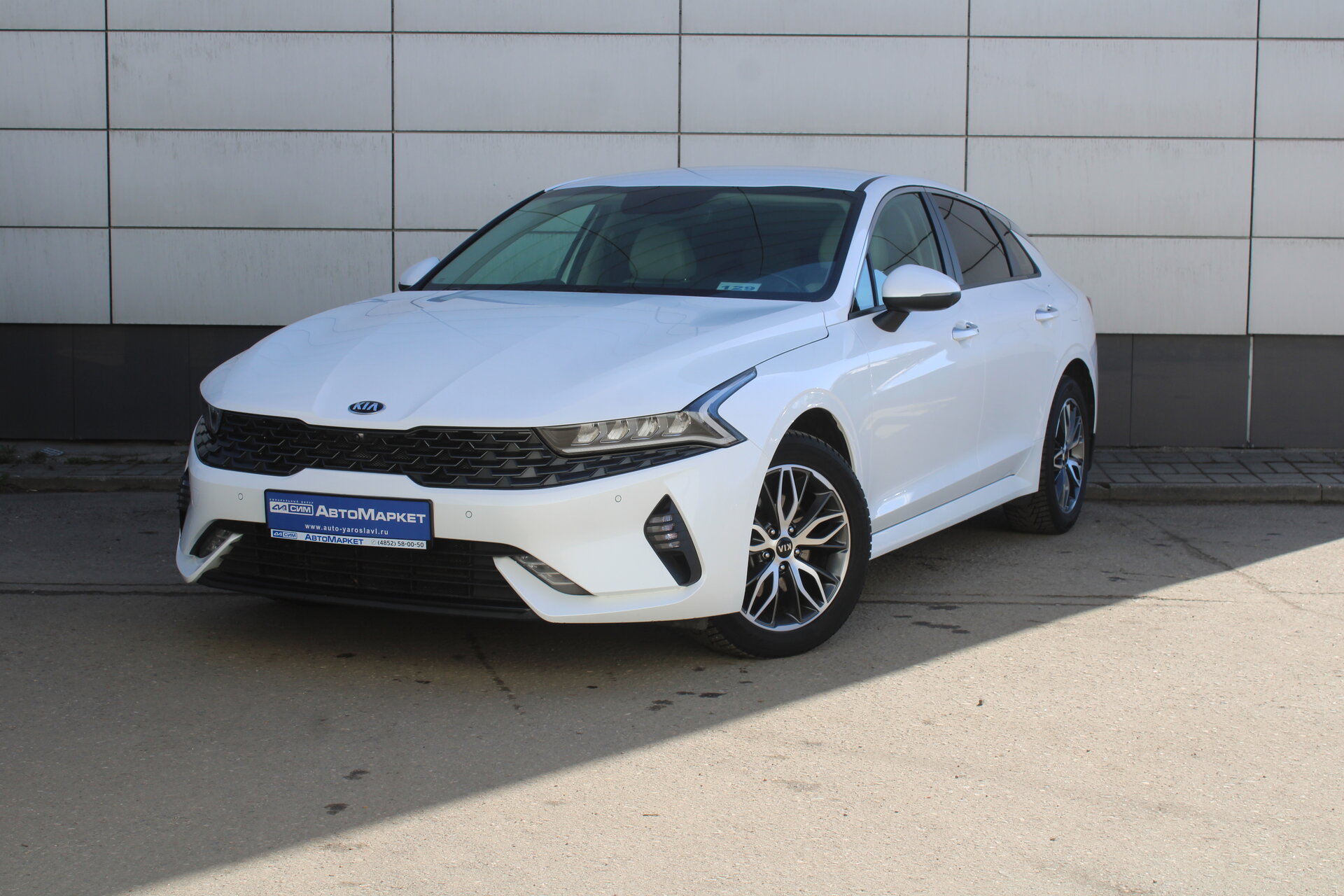 Белый Kia K5, III 2.5 AT (194 л.с.) 2021