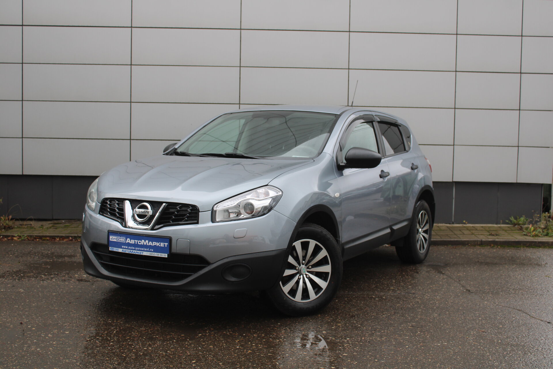 Серый Nissan Qashqai 1.6 CVT (117 л.с.) 2012