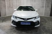 Белый Toyota Camry 2.5 AT (200 л.с.) 2021 фото 1
