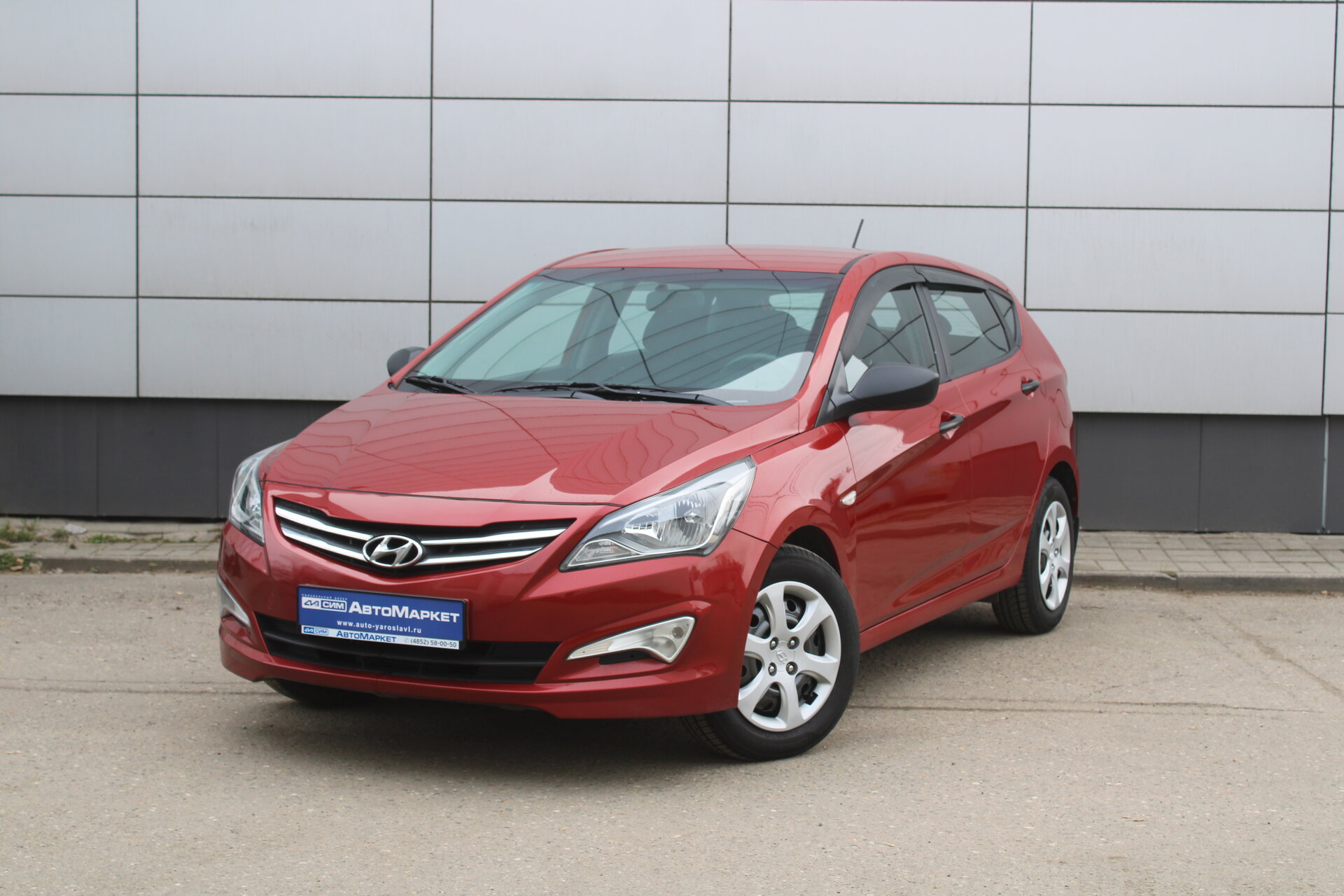 Красный Hyundai Solaris 1.4 MT (107 л.с.) 2015