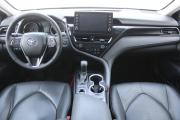 Белый Toyota Camry 2.5 AT (200 л.с.) 2021 фото 8