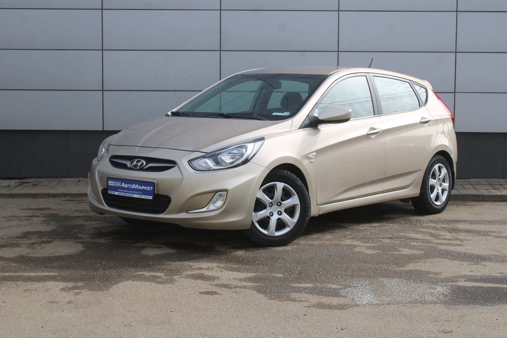 Бежевый Hyundai Solaris 1.6 AT (123 л.с.) 2012