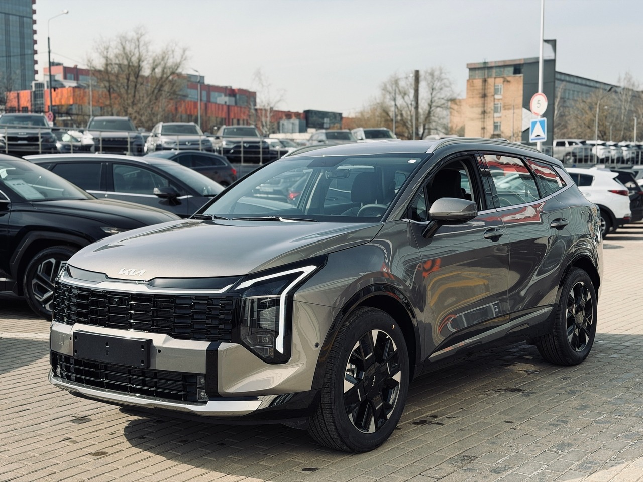 коричневый Kia Sportage, V Рестайлинг 2.0 AT (150 л.с.) 4WD 2026